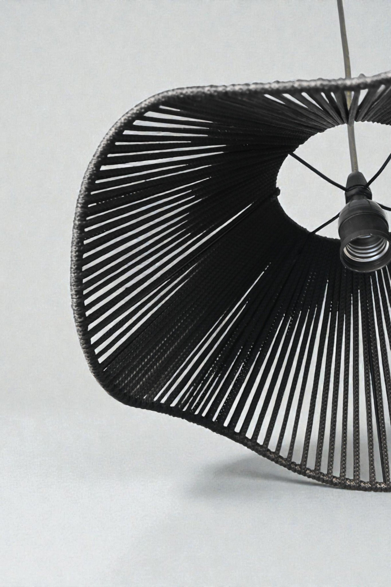 LAMPARA COLGANTE MODELO ORBITA -  DIAMETRO 40 CM - HILO PROPILENO NEGRO