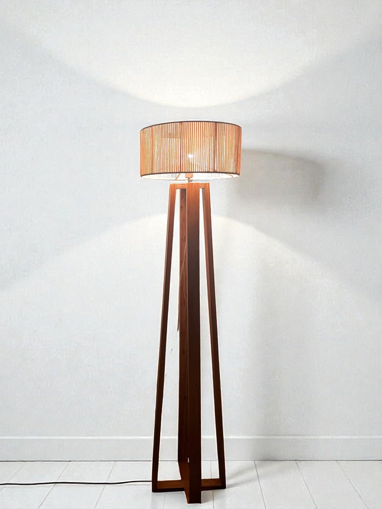 LAMPARA DE PIE MODELO NORDICA -  1,60 MTS  C/ARMAZON DIAMETRO 40 CM - MADERA + HILO  POLIPROPILENO BEIGE