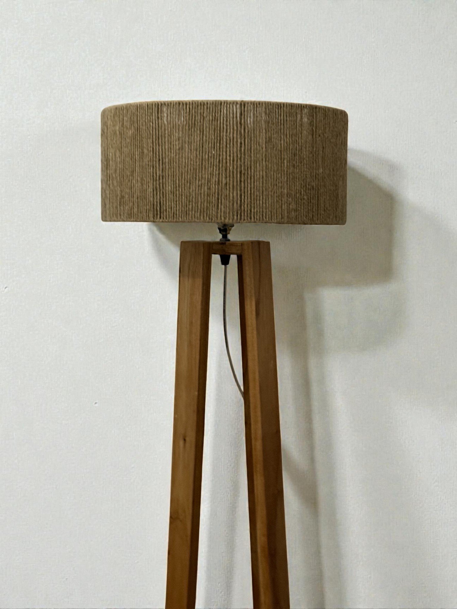 LAMPARA DE PIE MODELO NORDICA -  1,60 MTS  C/ARMAZON DIAMETRO 40 CM - MADERA + HILO YUTE NATURAL